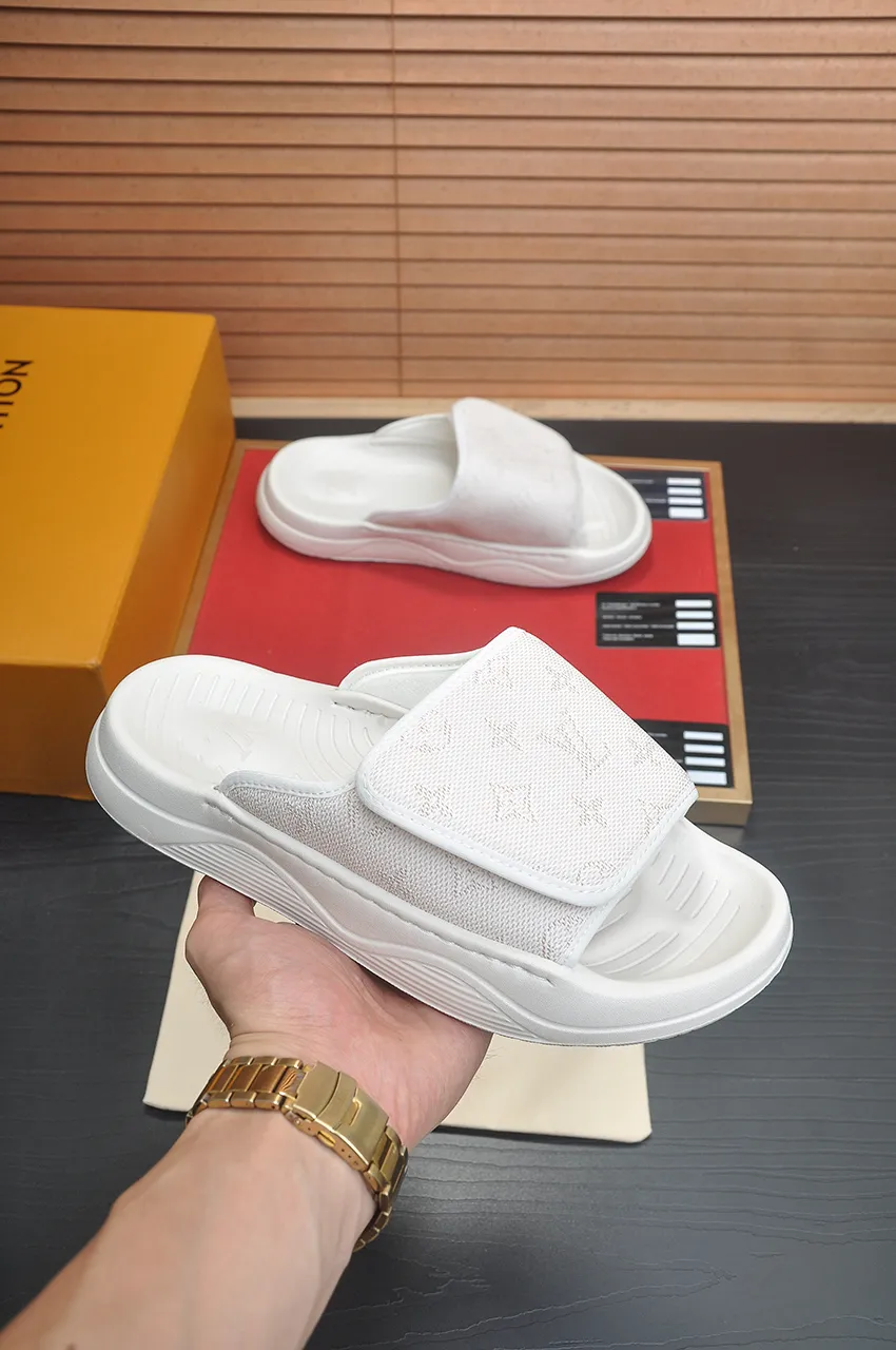 Men's men's shoes 💰340💶 [Louis Vuitton LV slippers] (high-end cowhide) counter 1:1 fashion style, a must-have for summer! The designer used LV’s iconic outsole. The original simple slippers instantly become fashionable! The upper is made of flexible special cowhide leather straps alternately, and the workmanship is exquisite! A must-have for stylish men in summer, size 38-45 (45 customized)